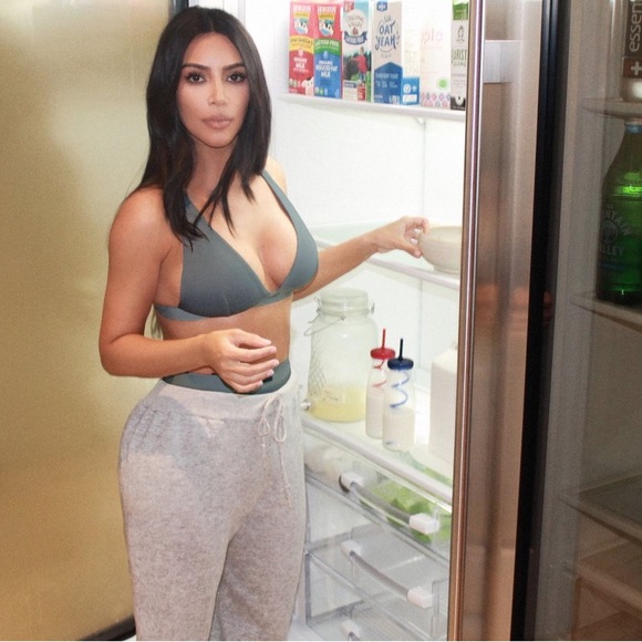 SKIMS Signature Cotton Plunge Bra Thong Set - Picture 9 of 13